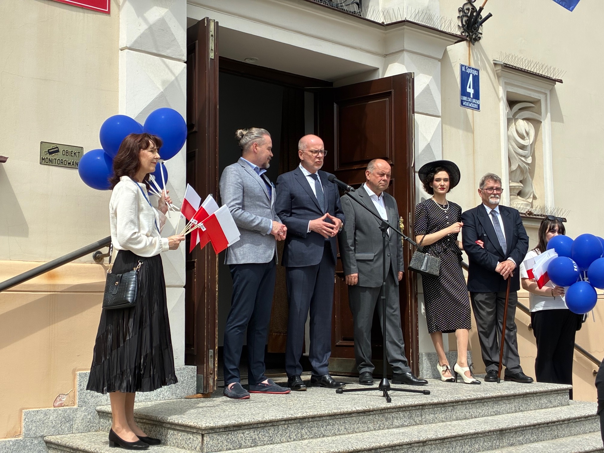 Zdjęcie grupowe w wejściu do siedziby Lubelskiego Urzędu Wojewódzkiego w Lublinie.