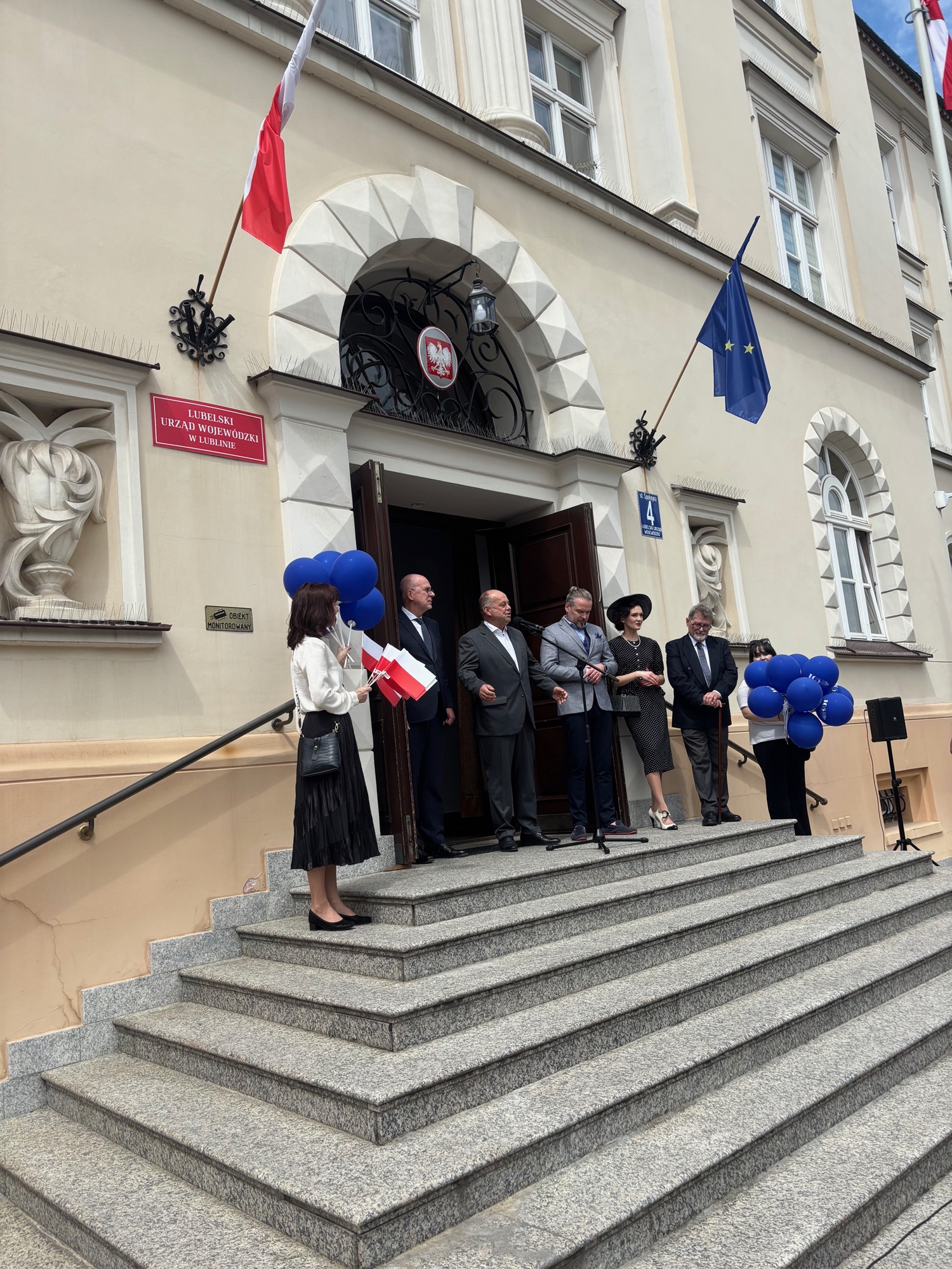 Zdjęcie grupowe na schodach siedziby Lubelskiego Urzędu Wojewódzkiego w Lublinie.