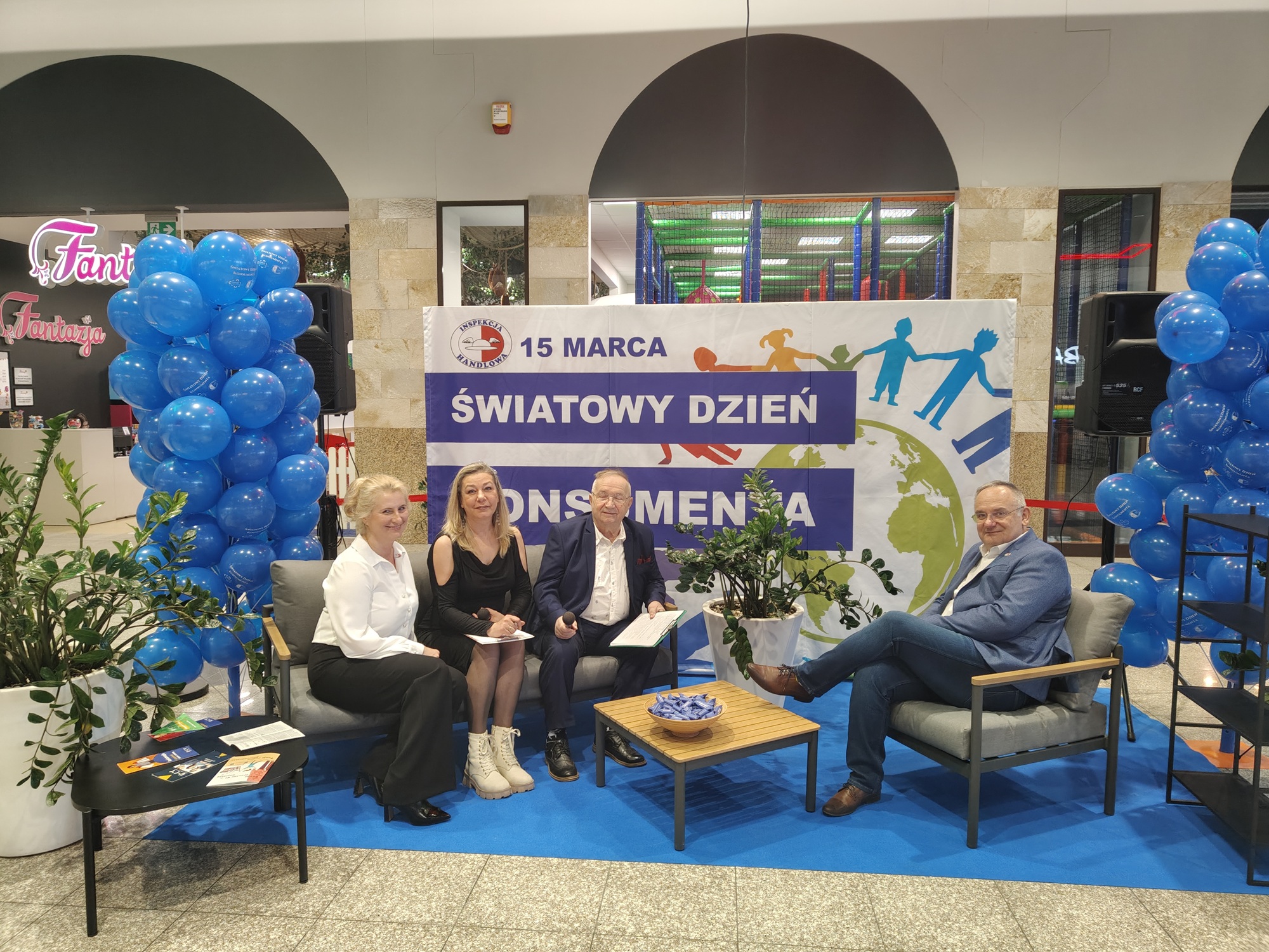 Na pytania zainteresowanych odpowiadają: dyrektorka Delegatury w Zamościu Anna Subocz-Chachuła i Wojewódzki Inspektor Inspekcji Handlowej w Lublinie Marcin Zając. Ewa i Leonard Marczuk pełnią zajmują się konferansjerką.