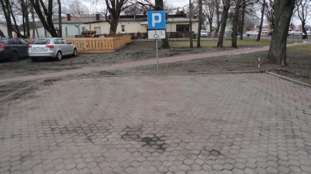 Parking dla osób niepełnosprawnych przed budynkiem delegatury Wojewódzkiego Inspektoratu Inspekcji Handlowej w Białej Polskiej