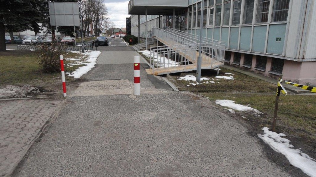 Na pierwszym planie podjazd dla wózków inwalidzkich, w głębi wejście do siedziby delegatury Wojewódzkiego Inspektoratu Inspekcji Handlowej w Białej Podlaskiej