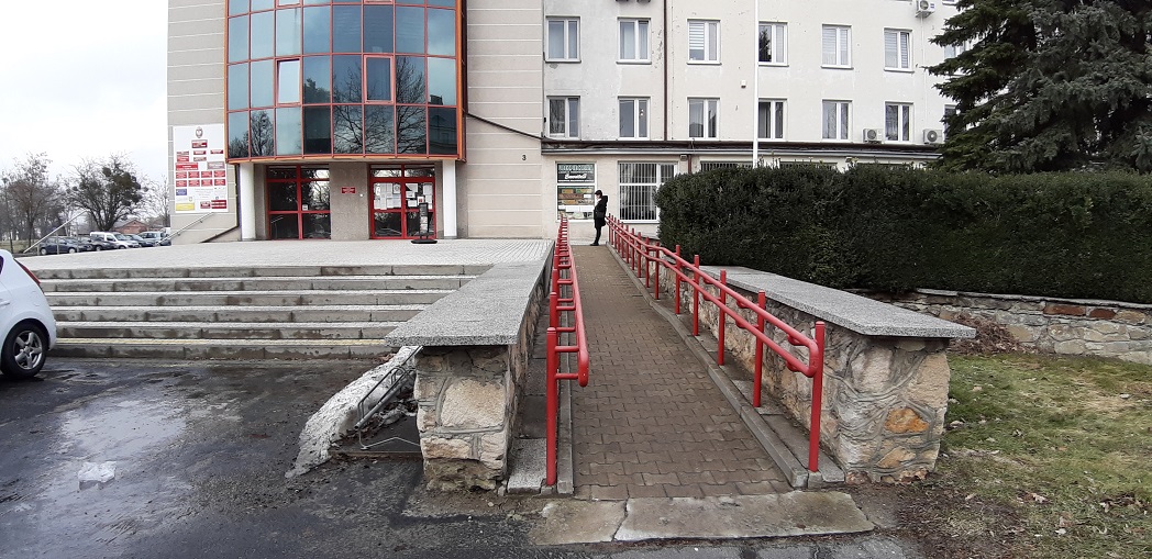 Wejście główne do siedziby delegatury Wojewódzkiego Inspektoratu Inspekcji Handlowej w Zamościu i podjazd dla wózków inwalidzkich